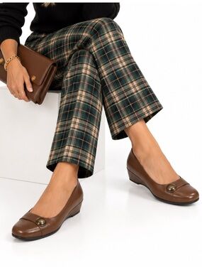 RASOLLI BROWN CLASSIC LEATHER LOAFERS WITH BUTTON DETAIL SZ 7.5